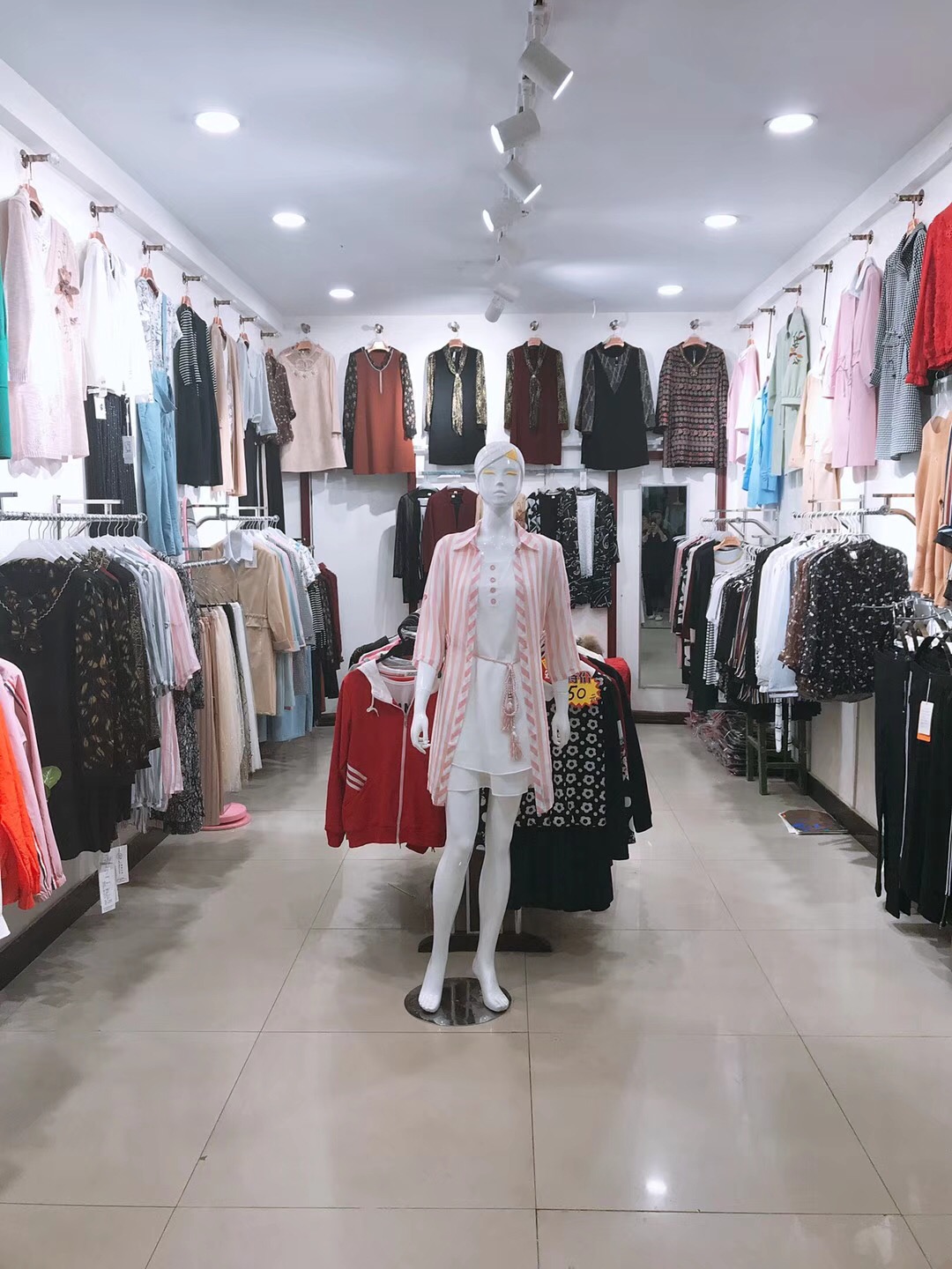 原創服裝店內部大廳與更衣室海報矢量圖 版權可商用，助力服裝服飾零售